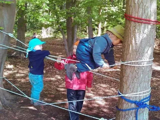 幼儿园户外环境图片_幼儿园户外图片简笔画_幼儿园户外图画
