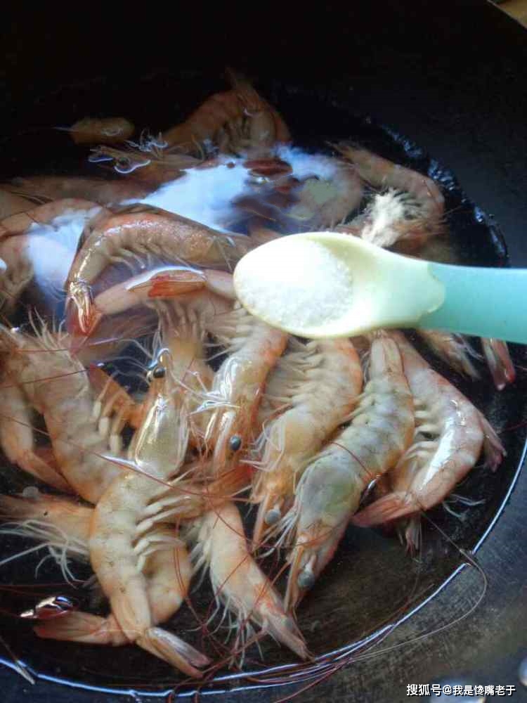虾水煮怎么做好吃_虾的水煮法_家庭日常水煮虾怎样做
